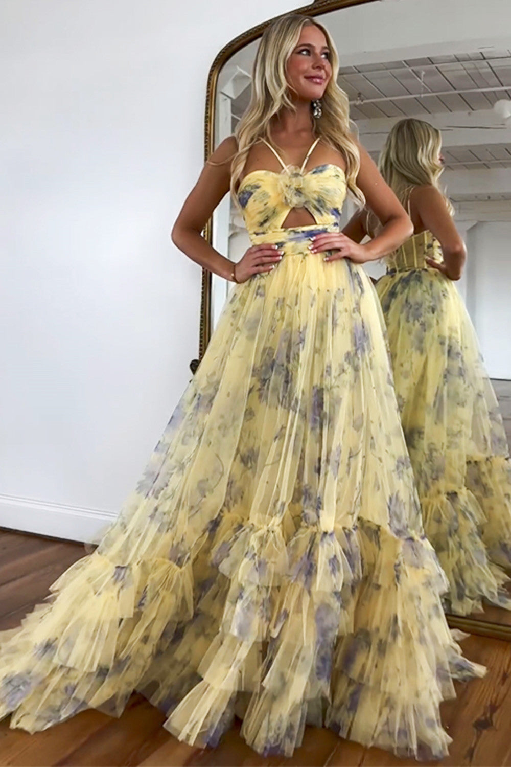 Stunning Yellow A-Line Halter Neck Long Tulle Prom Party Dress